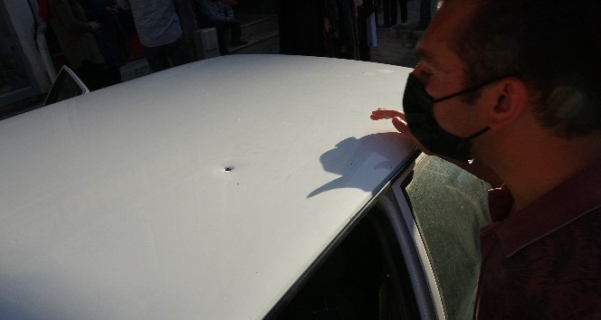 Yorgun mermi otomobile isabet etti, ölümden kıl payı kurtuldu