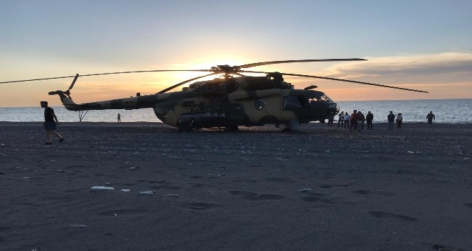 Azerbaycan bayraklı helikopter Giresun’da plaja acil iniş yaptı