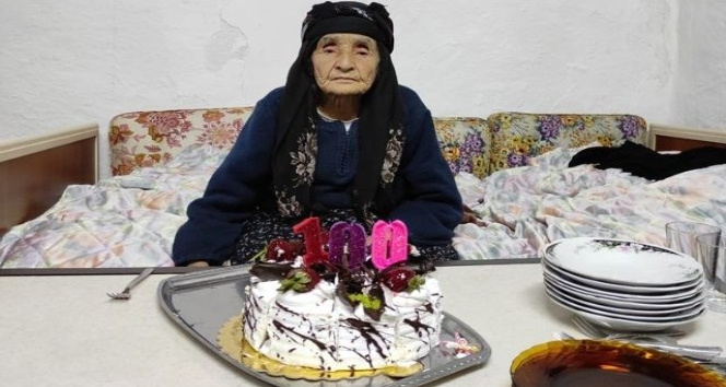 100 yaşına giren Esme nine ilk kez doğum günü kutladı