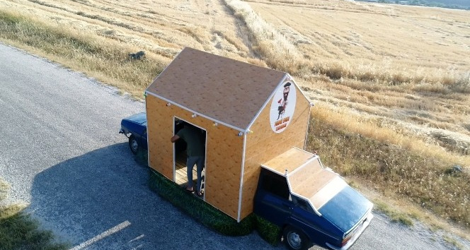 Karavana çevirdikleri otomobilde metrelik Adana kebabı keyfi yaptılar