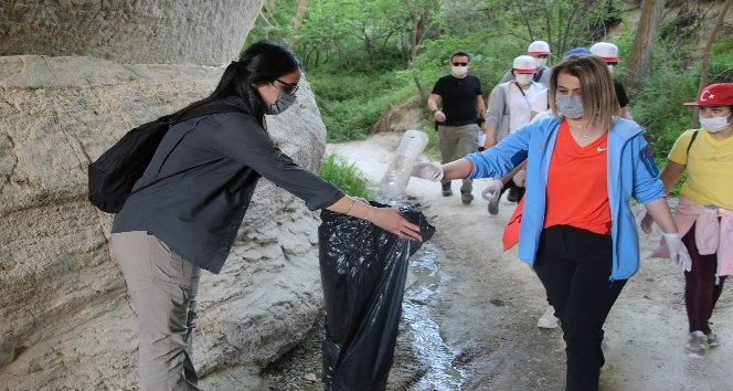 Vali ve Belediye Başkanı vadide çöp topladı