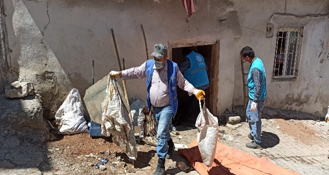 Çöp evden 7 kamyon çöp çıktı
