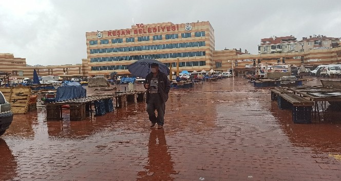Sağanak yağış sebebiyle halk pazarı ertelendi, anonsu duyan yarı yoldan döndü