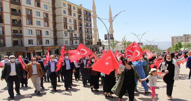 Şırnak’ta vatandaşlar terör örgütü PKK’nın saldırısını ellerinde Türk bayraklarıyla yürüyüş yaparak kınadı