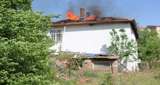 Yangında müstakil evin çatısı kullanılamaz hale geldi