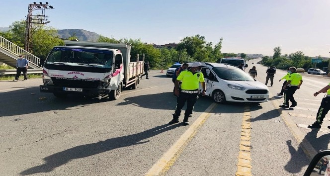 Tatvan’da kamyonetler çarpıştı: 2 yaralı