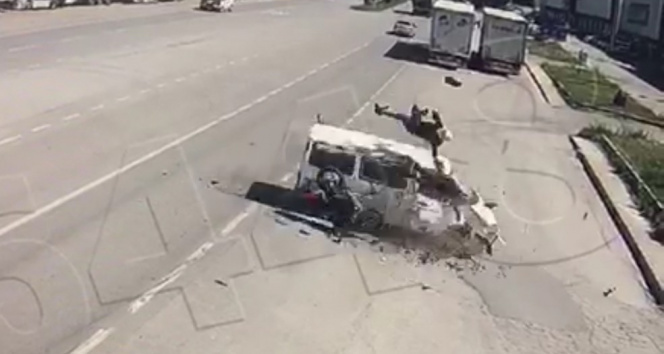 Amasya'da feci kaza kamerada: Motosikletten fırlayıp minibüsün üstüne düştü