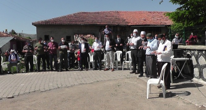 Köylüler yağmur duasına çıktı, kurban kesti