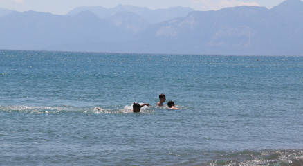 Hava sıcaklığının 35 dereceye kadar çıkmasını fırsat bilen vatandaşlar denize koştu