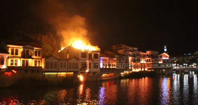 Amasya&#039;da tarihi evlerin bulunduğu alandaki otelde yangın çıktı