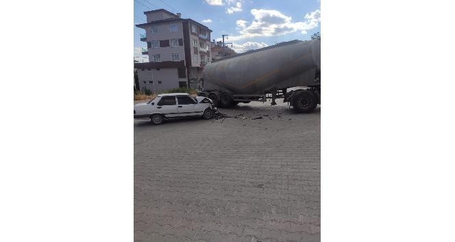 Burdur’da otomobil iş makinesine çarptı: 2 yaralı
