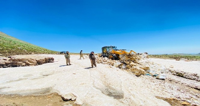 Şırnak’ta iş makineleri kar birikintilerini temizliyor