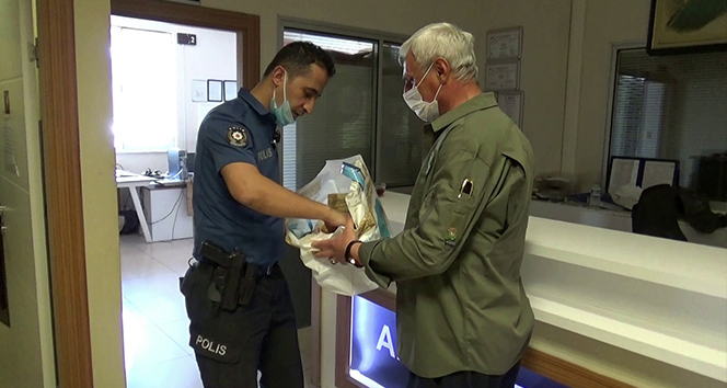Kızını şehit eden teröristin etkisiz hale getirildiği haberini alan babadan polislere baklava ikramı
