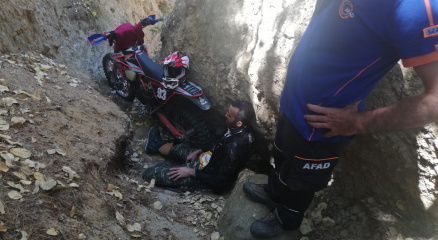 Dağda motosikletiyle kaza yapan vatandaşı AFAD kurtardı