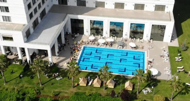 (Özel) Pendik’te havuz başında DJ eşliğinde korona virüs partisi