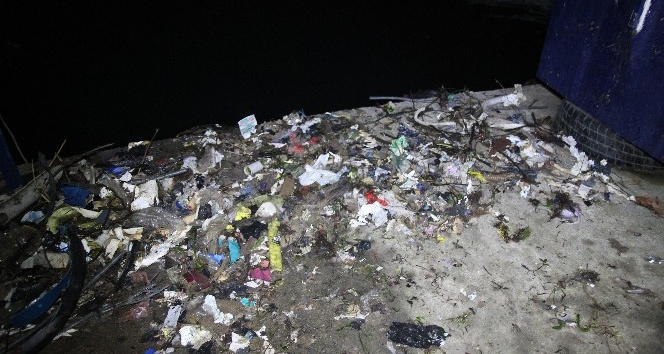 Rize’de kıyı balıkçıları balık için denize çıkıp, çöp dolu ağlarla dönüyorlar