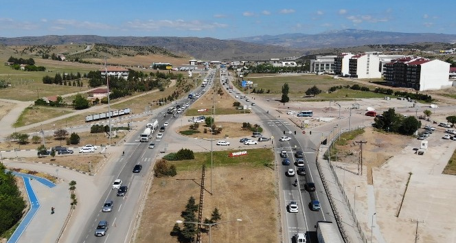 Hafta sonu kısıtlamasının ardından 43 ilin geçiş noktasında trafik yoğunluğu