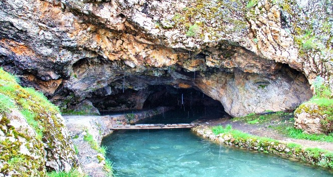 "Mağara Gözü" doğal güzelliğiyle ilgi çekiyor