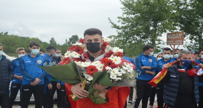 Avrupa Şampiyonu güreşçi davul zurnayla karşılandı