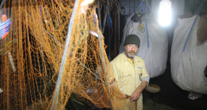 Rize'de kıyı balıkçıları balık için denize çıkıp, çöp dolu ağlarla dönüyorlar