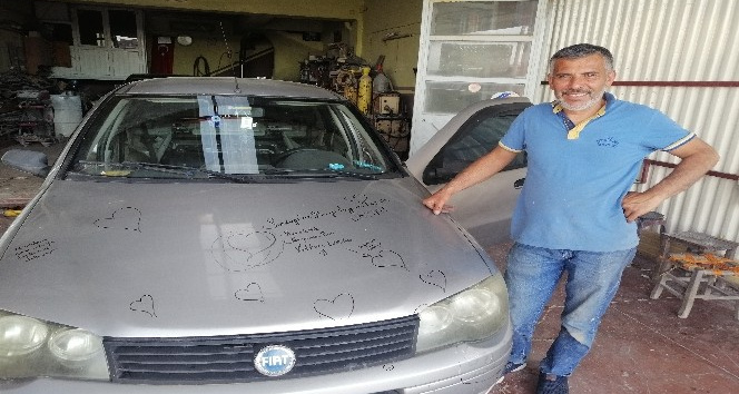 Aracın kaportası mektup oldu