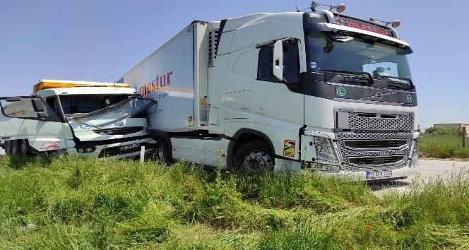 Kırklareli’nde tır ile kamyonun çarpışması sonucu 2 kişi yaralandı