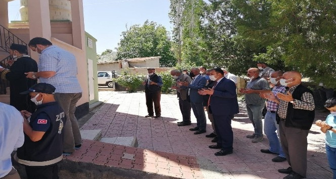 Çiçekdağı’nda köylüler yağmur duasına çıktı