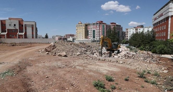 Artuklu’da otopark sorununu ortadan kaldırmak için ilk kepçe vuruldu