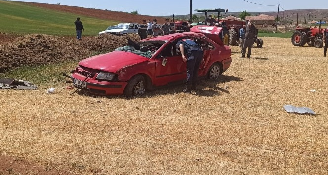 Kırıkkale’de otomobil tarlaya devrildi: 1’i ağır 2 yaralı