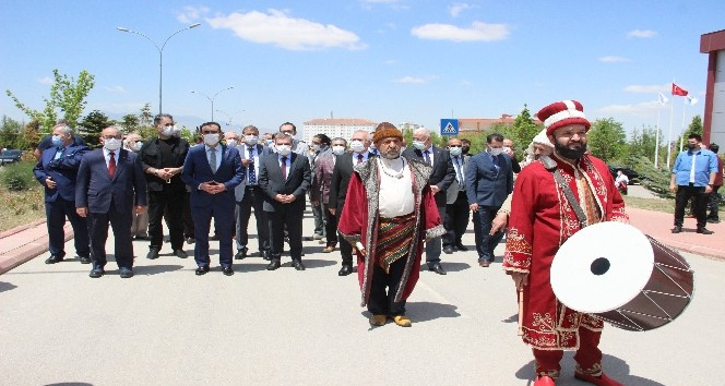KMÜ’nün kuruluşunun 14. Yılı Mehter Yürüyüşü ve Türkçe Fermanı’nın okunmasıyla başladı
