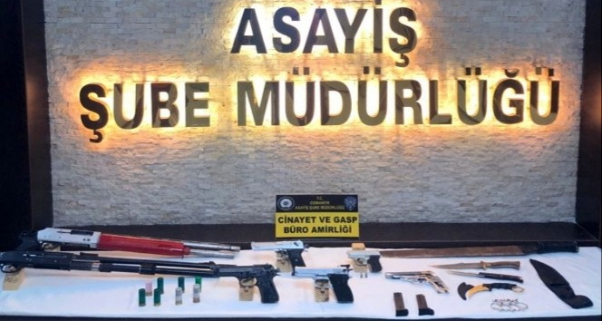 Polisin baskın yaptığı evden cephanelik çıktı