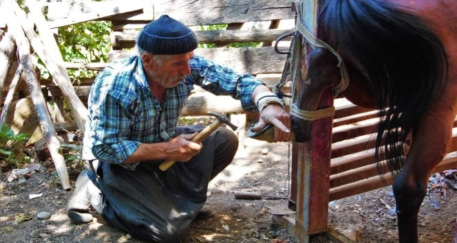 Yarım asırlık nalbant, son çivileri çakıyor