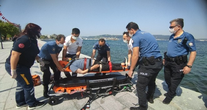 Çanakkale’de denize düşen yaşlı adamı polis kurtardı