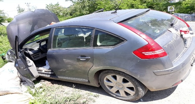 Otomobil hırsızı kaza yapınca aracı bırakıp kayıplara karıştı