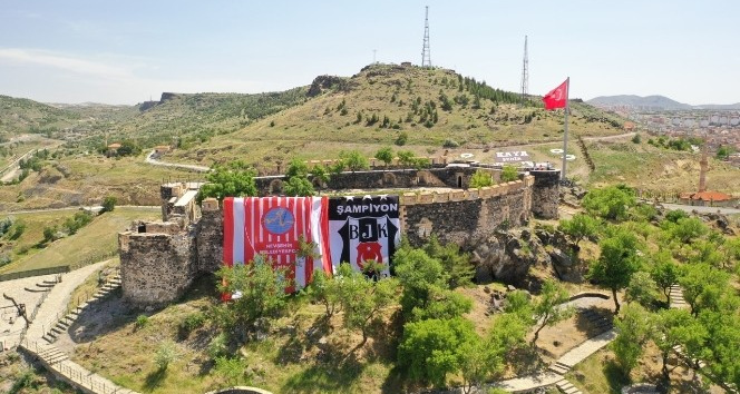 Nevşehir Kalesi’ne dev Beşiktaş bayrağı asıldı