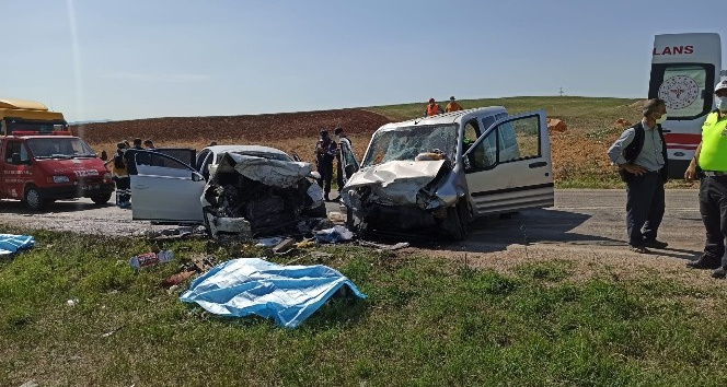 Tokat’ta iki araç kafa kafaya çarpıştı: 3 ölü, 8 yaralı