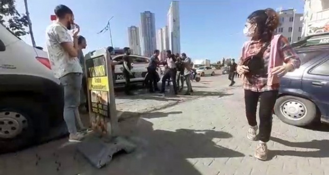 Esenyurt’ta alkol aldığı iddia edilen şahıs çevreye saldırdı