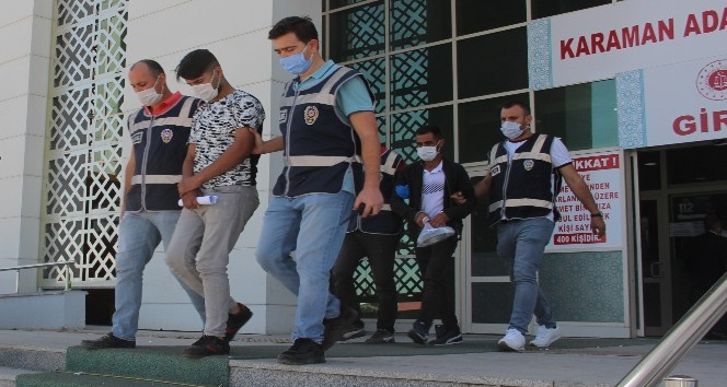 Önce parasını sonra altınlarını aldılar, evi de isteyince yakalandılar