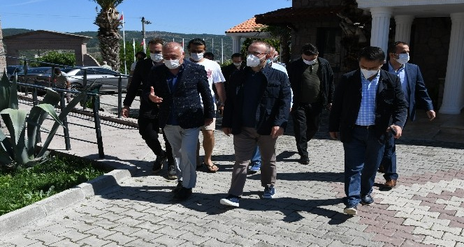 AK Parti’li Turan Assos’ta turizmcilerle bir araya geldi