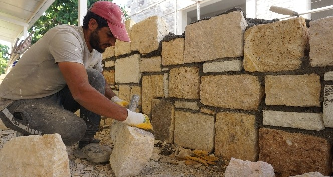 Eski Rum evlerinin mimari yapısından izler taşıyan Foça’da yeni moda taş evler