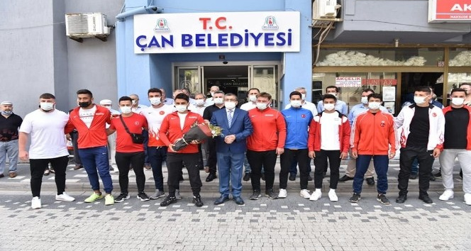 Çan Belediyesi güreş kulübü pehlivanları davul zurna ile karşılandı