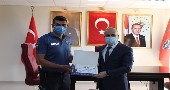 Cüzdanını düşüren ailenin alışverişini polis yaptı