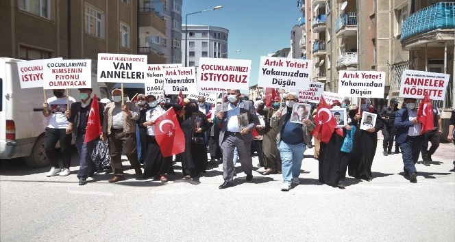 HDP önünde çocukları için eylem yapan Vanlı anneler: “Zafer bizim olacak”