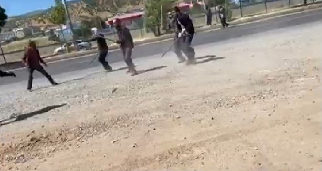 Bingöl’de kara yolunda taşlı sopalı kavga o anlar kamerada