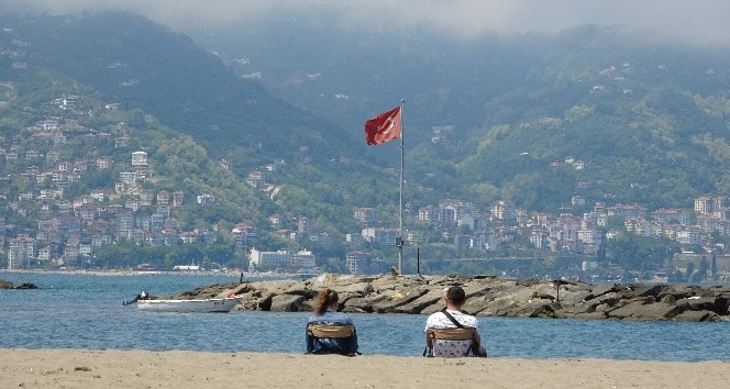 Ordu’da vatandaşların, pandemi kuralları dahilinde sahil keyfi