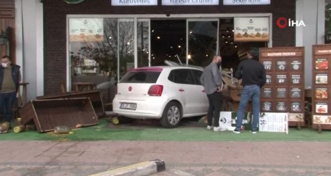 Kadın sürücü fren yerine gaza basınca dükkanın içine girdi