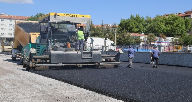 Niğde Belediyesi Yeni Köy Garajında asfalt serimine başladı