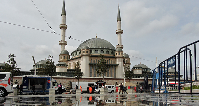 Taksim Camii bugün ibadete açılıyor