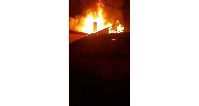 Evin çatısında çıkan yangın büyümeden söndürüldü