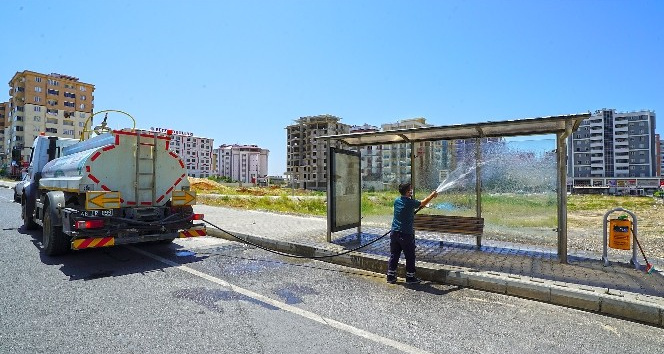 Kahramanmaraş’ta otobüs durakları temizlendi